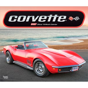 Peut inclure: Un calendrier officiel Corvette 2027 de 16 mois pr&eacute;sentant une voiture de sport d&eacute;capotable rouge vif gar&eacute;e pr&egrave;s d'une plage. La banni&egrave;re sup&eacute;rieure affiche le texte corvette 2027 Official 16-Month Calendar avec un drapeau &agrave; damier.