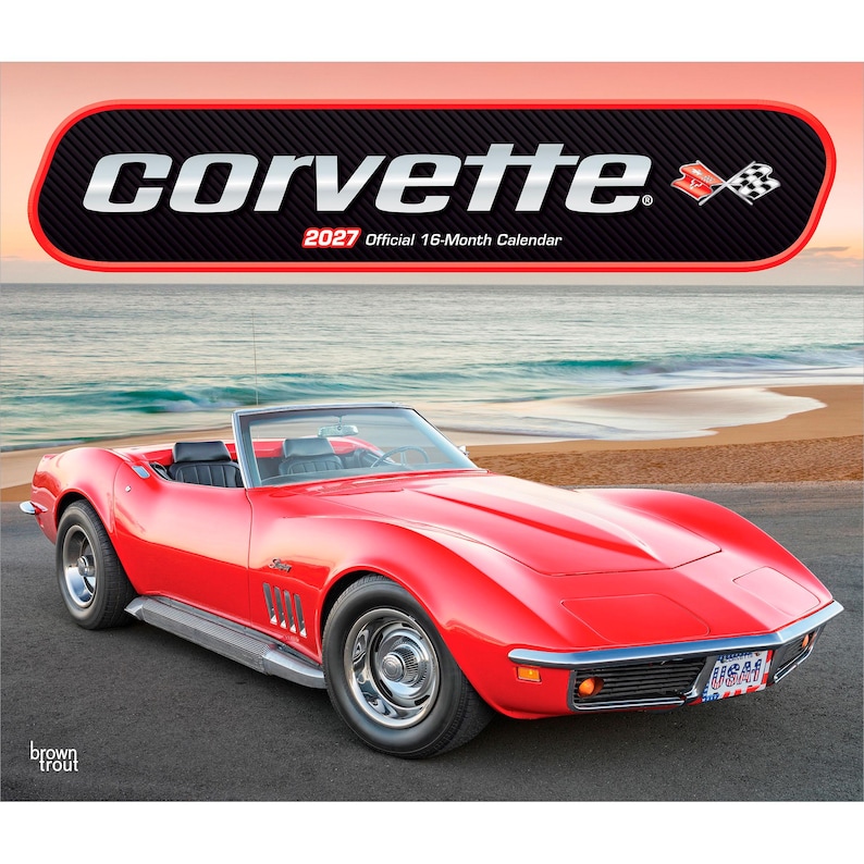 Peut inclure: Un calendrier officiel Corvette 2027 de 16 mois pr&eacute;sentant une voiture de sport d&eacute;capotable rouge vif gar&eacute;e pr&egrave;s d'une plage. La banni&egrave;re sup&eacute;rieure affiche le texte corvette 2027 Official 16-Month Calendar avec un drapeau &agrave; damier.