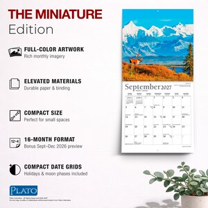 以下が含まれることがあります： 「The Miniature Edition」と題された16ヶ月の壁掛けカレンダー。2027年9月のカレンダーと、山脈にいるカリブーのフルカラー写真が掲載されています。テキストには、フルカラーのアートワーク、高品質な素材、コンパクトなサイズについての説明が記載されています。
