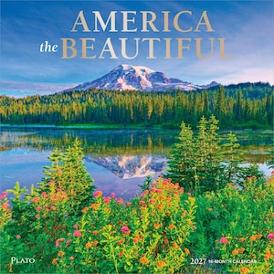 Peut inclure: Un calendrier 2027 de 16 mois intitul&eacute; America the BEAUTIFUL pr&eacute;sentant une photographie de paysage d'une montagne enneig&eacute;e refl&eacute;t&eacute;e dans un lac calme, entour&eacute;e d'une for&ecirc;t dense de conif&egrave;res et de fleurs sauvages roses et orange.