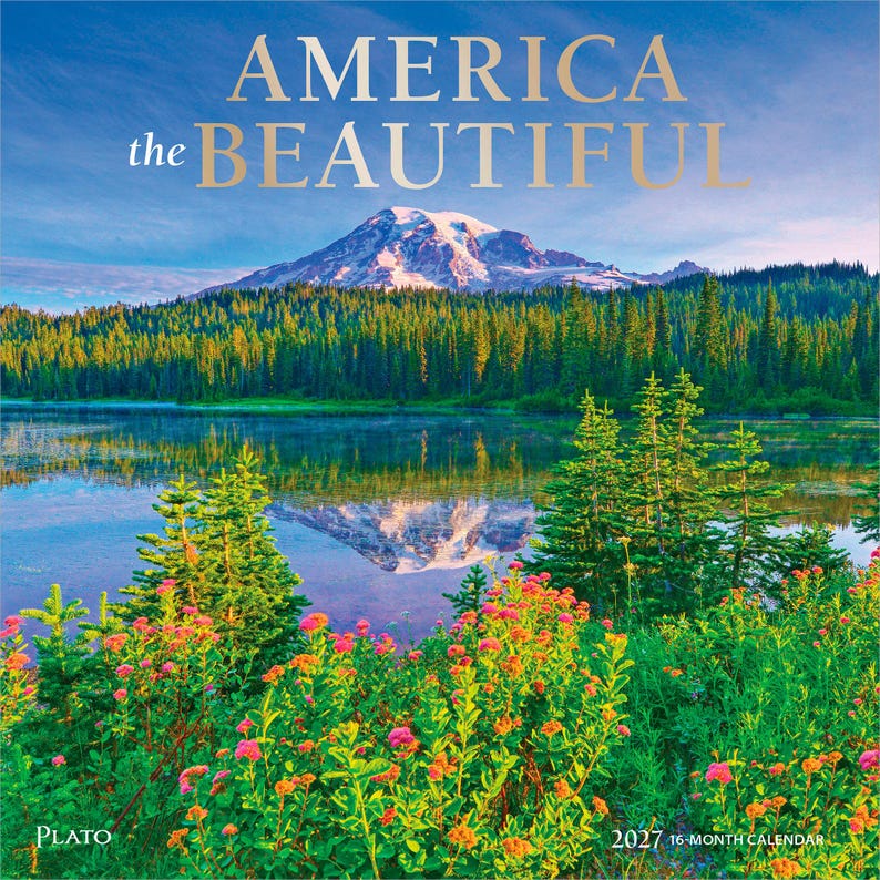 Peut inclure: Un calendrier 2027 de 16 mois intitul&eacute; America the BEAUTIFUL pr&eacute;sentant une photographie de paysage d'une montagne enneig&eacute;e refl&eacute;t&eacute;e dans un lac calme, entour&eacute;e d'une for&ecirc;t dense de conif&egrave;res et de fleurs sauvages roses et orange.