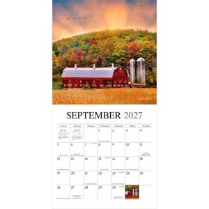 K&ouml;nnte beinhalten: Ein Wandkalender f&uuml;r September 2027 mit einer Fotografie einer roten Scheune mit zwei Silos vor einem Hintergrund aus herbstlichen B&auml;umen und einem Sonnenuntergangshimmel. Das Kalenderraster zeigt die Tage des Monats mit kleinen Texten.