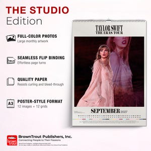 Puede incluir: Un calendario de pared de Taylor Swift The Eras Tour para septiembre de 2027. El calendario presenta una gran fotograf&iacute;a en color de Taylor Swift con un vestido rosa claro, encuadernaci&oacute;n de alambre y una cuadr&iacute;cula mensual. Texto: THE STUDIO Edition y A3.