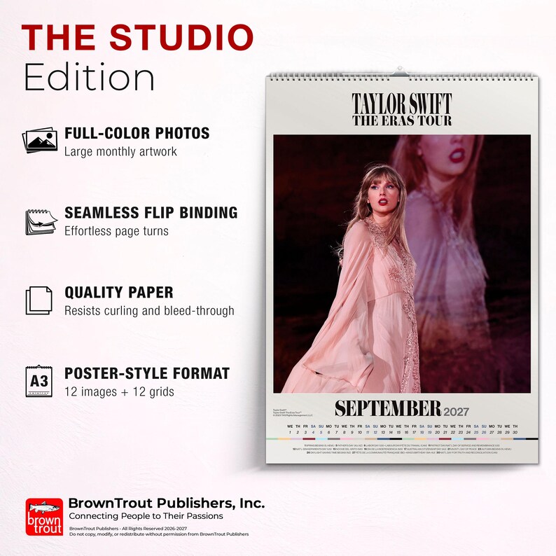 Puede incluir: Un calendario de pared de Taylor Swift The Eras Tour para septiembre de 2027. El calendario presenta una gran fotograf&iacute;a en color de Taylor Swift con un vestido rosa claro, encuadernaci&oacute;n de alambre y una cuadr&iacute;cula mensual. Texto: THE STUDIO Edition y A3.