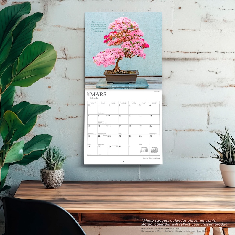 Pode incluir: Um calend&aacute;rio de parede para mar&ccedil;o de 2027 com uma fotografia de um bonsai de flores cor-de-rosa num vaso retangular. A grelha do calend&aacute;rio mostra o m&ecirc;s de mar&ccedil;o com os dias numerados de um a trinta e um, com texto em franc&ecirc;s e ingl&ecirc;s.