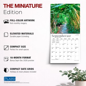 Pu&ograve; includere: Un calendario da parete di 16 mesi intitolato The Miniature Edition, con una griglia delle date di settembre 2027 e una fotografia di un rigoglioso sentiero verde in giardino. Il testo include Full-Color Artwork, Elevated Materials, Compact Size e Compact Date Grids.
