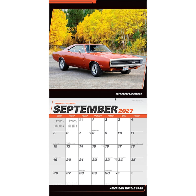 Puede incluir: Una p&aacute;gina de calendario de pared para septiembre de 2027 con una fotograf&iacute;a de un Dodge Charger SE de 1970 de color naranja quemado estacionado sobre asfalto. La secci&oacute;n superior muestra el coche y la inferior la cuadr&iacute;cula del calendario.