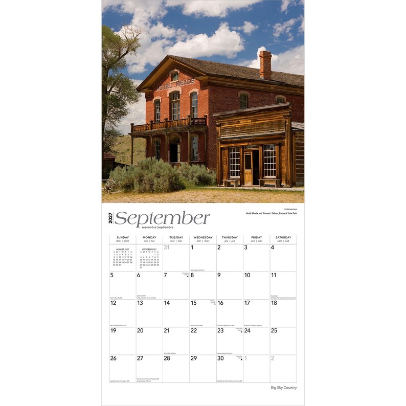 K&ouml;nnte beinhalten: Ein Wandkalender f&uuml;r September 2027 mit einem Foto eines historischen roten Backsteingeb&auml;udes namens Hotel Meade neben einem rustikalen Holzgeb&auml;ude unter einem blauen Himmel mit Wolken. Das Kalenderraster zeigt die Daten vom 1. bis zum 30.