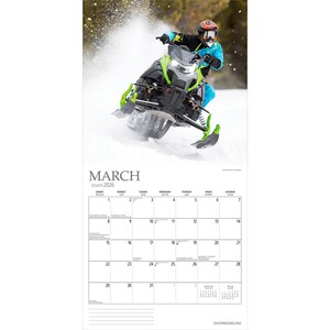 Puede incluir: P&aacute;gina del calendario de marzo de 2026 con una moto de nieve en acci&oacute;n, levantando nieve. La moto de nieve es negra y verde, y el piloto lleva un casco y una chaqueta azul. La palabra "MARZO" est&aacute; arriba.