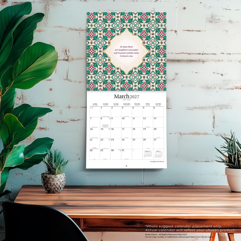 Op de afbeelding: Een wandkalender voor maart 2027 met een decoratief geometrisch patroon in groen-, rood- en cr&egrave;metinten. Het midden toont een ruitvormig tekstvak met het citaat: In tears there is laughter concealed; seek treasure amidst ruins, O sincere one.