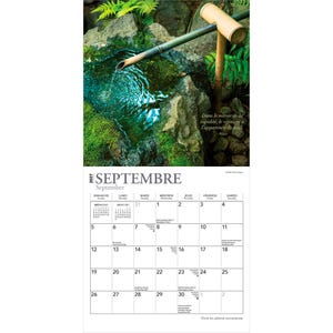 Peut inclure: Un calendrier mural 2027 illustr&eacute; d'une fontaine en bambou versant de l'eau dans un bassin en pierre moussue. La page de septembre affiche le nom du mois en fran&ccedil;ais et anglais, une grille de dates et une citation de Rumi en fran&ccedil;ais.