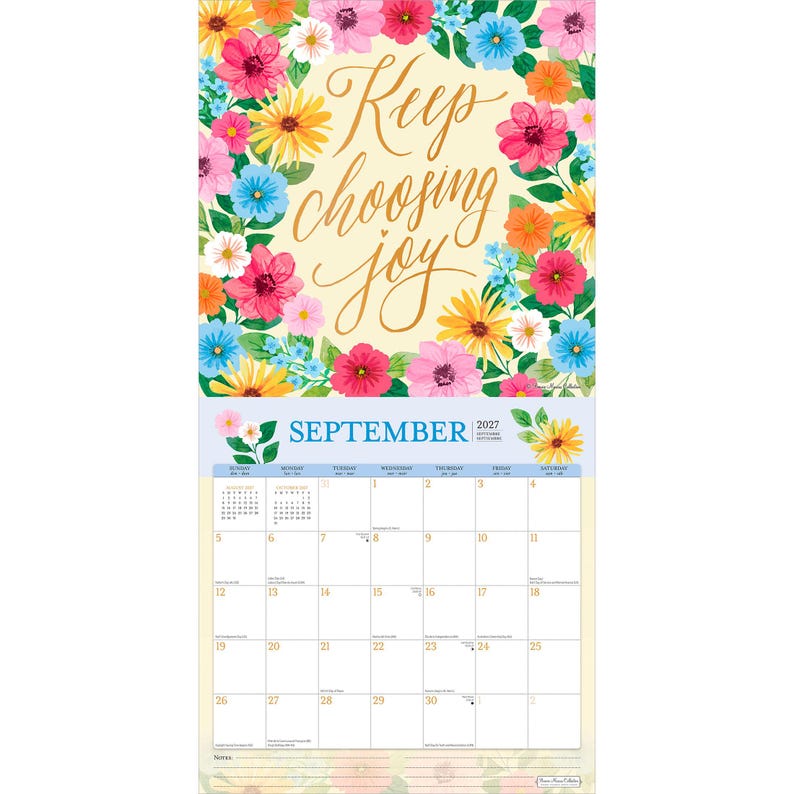 Pu&ograve; includere: Un calendario da parete floreale con le parole "Keep choosing joy" in oro. Il calendario presenta un vivace bordo di fiori rosa, gialli, blu e arancioni. Il mese di settembre &egrave; visualizzato con una griglia del calendario.