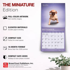 Może przedstawiać: Kalendarz ścienny na 2027 rok pod tytułem The Miniature Edition, przedstawiający szczeniaka mopsa na stronie wrześniowej. Kalendarz zawiera format 16-miesięczny z dodatkowymi datami od września do grudnia 2026 roku, siatki dat oraz fazy księżyca.