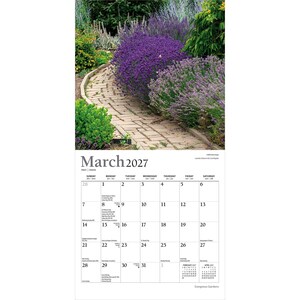 Pu&ograve; includere: Un calendario da parete per marzo 2027 con una fotografia di un sentiero da giardino in mattoni curvo fiancheggiato da vivaci cespugli di lavanda viola e fogliame verde. La griglia del calendario mostra i giorni del mese con date e testi.