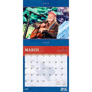 Op de afbeelding: Een kalender voor 2027 met een foto van Willie Nelson die gitaar speelt. De kalender heeft een rood, wit en blauw kleurenschema met de maand maart prominent weergegeven. De kalender bevat een Texas-omtrek en het Willie Nelson-logo.