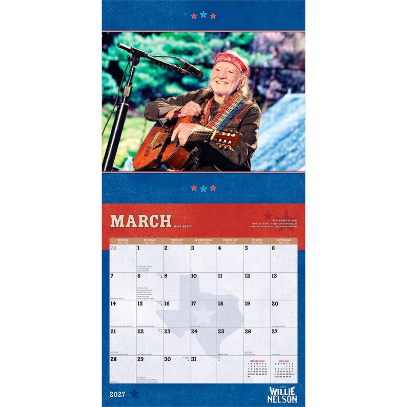 Op de afbeelding: Een kalender voor 2027 met een foto van Willie Nelson die gitaar speelt. De kalender heeft een rood, wit en blauw kleurenschema met de maand maart prominent weergegeven. De kalender bevat een Texas-omtrek en het Willie Nelson-logo.