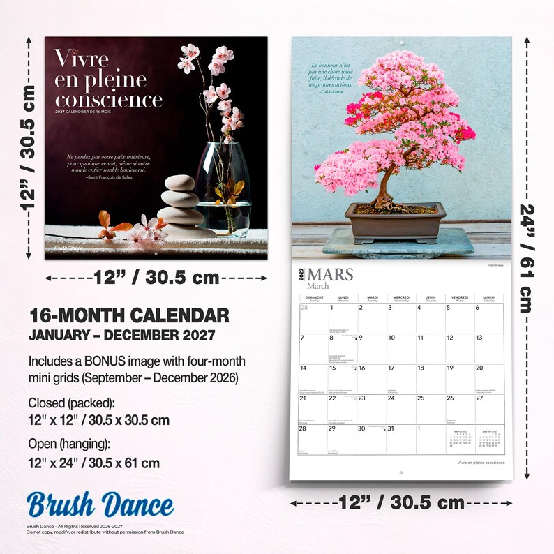 Pode incluir: Um calend&aacute;rio de parede de 16 meses para 2027, medindo 30,5 cm por 30,5 cm fechado e 30,5 cm por 61 cm aberto. A capa apresenta um vaso de vidro com flores cor-de-rosa e pedras empilhadas. O interior mostra um bonsai rosa e uma grelha de mar&ccedil;o.