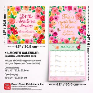 K&ouml;nnte beinhalten: Ein 16-Monats-Wandkalender f&uuml;r 2027, der geschlossen 30,5 cm mal 30,5 cm und offen 30,5 cm mal 61 cm misst. Das Cover zeigt Blumenillustrationen und den Text Let the adventures begin. Das Innere zeigt eine Monats&uuml;bersicht f&uuml;r M&auml;rz 2027.