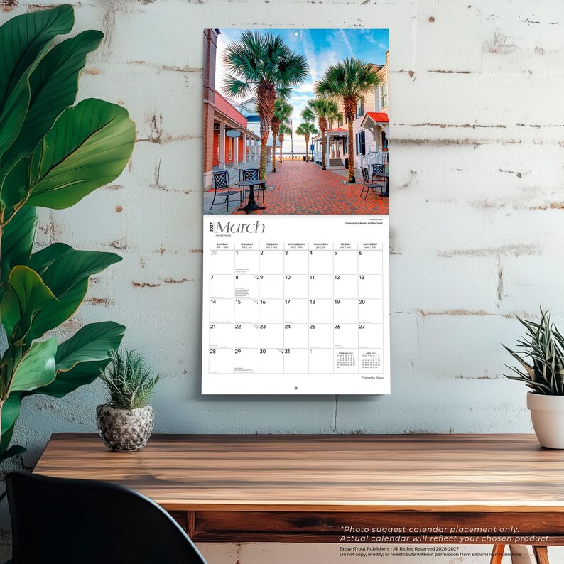 Pode incluir: Um calend&aacute;rio de parede para mar&ccedil;o de 2024 com uma fotografia de um caminho pavimentado com tijolos, ladeado por palmeiras e edif&iacute;cios. A grelha do calend&aacute;rio mostra os dias do m&ecirc;s com texto pequeno para os meses anterior e seguinte.