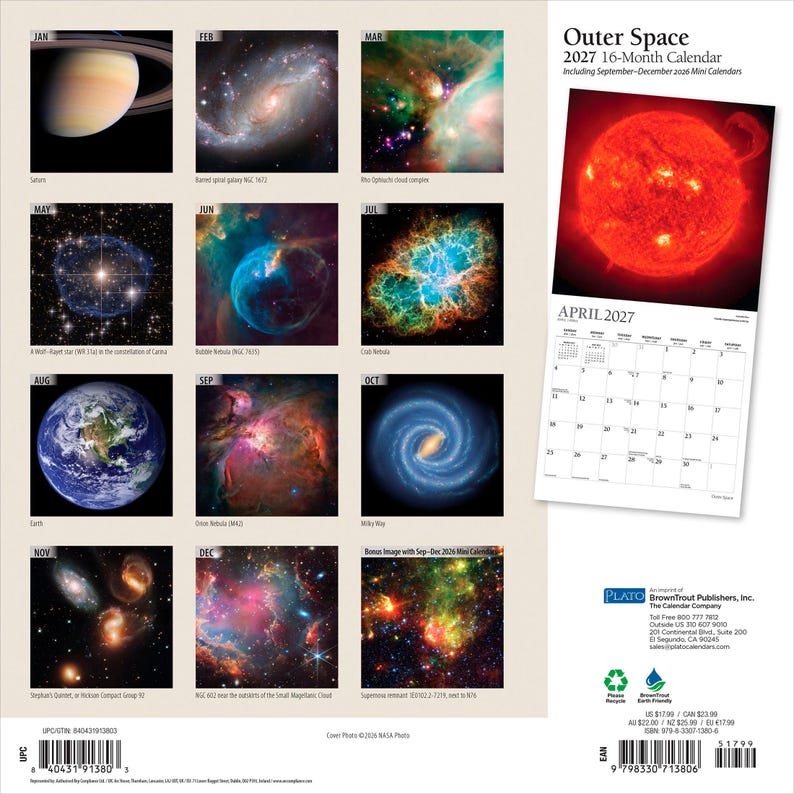 Op de afbeelding: Outer Space 2027 16-maandenkalender met twaalf verschillende hemelse afbeeldingen, waaronder Saturnus, sterrenstelsels en nevels. De achterkant toont een voorbeeld van de pagina van april 2027, uitgeversinformatie en een streepjescode.