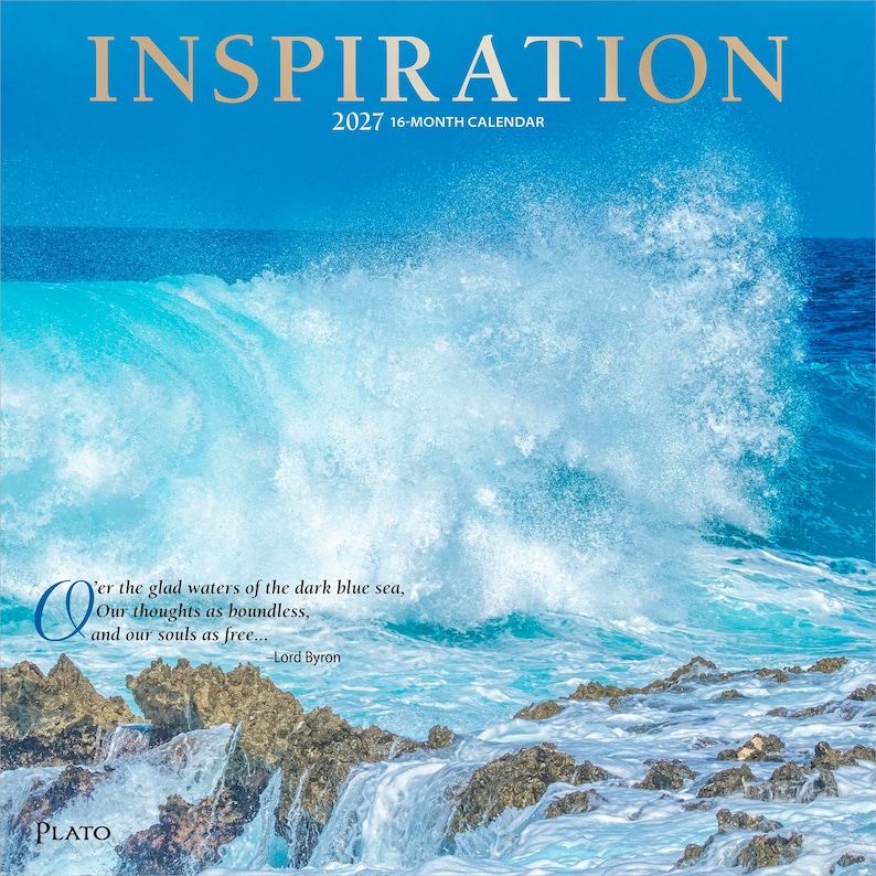 Op de afbeelding: Een 16-maandenkalender voor 2027 getiteld INSPIRATION met een foto van een brekende oceaangolf tegen rotsachtige kusten. De tekst luidt: O'er the glad waters of the dark blue sea, Our thoughts as boundless, and our souls as free... -Lord Byron.