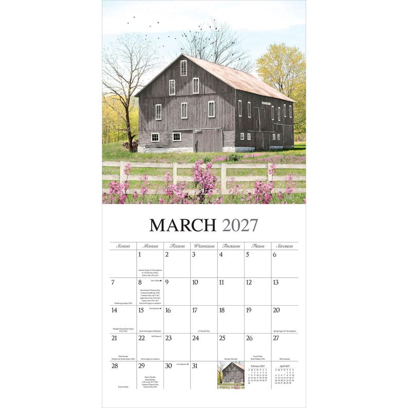K&ouml;nnte beinhalten: Ein Wandkalender f&uuml;r M&auml;rz 2027 mit einer Fotografie einer verwitterten grauen Holzscheune hinter einem wei&szlig;en Lattenzaun und rosa Wildblumen. Das Kalenderraster zeigt den Monat, das Jahr und die Tage mit kleinem Text f&uuml;r Feiertage.