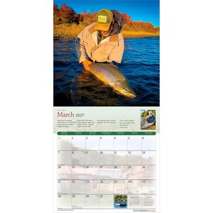 Puede incluir: Un calendario de pared de marzo de 2027 con una fotograf&iacute;a de una persona con chaqueta beige y gorra amarilla sosteniendo una trucha marr&oacute;n grande en agua azul. La cuadr&iacute;cula del calendario muestra las fechas del 1 al 31 con texto sobre pesca.