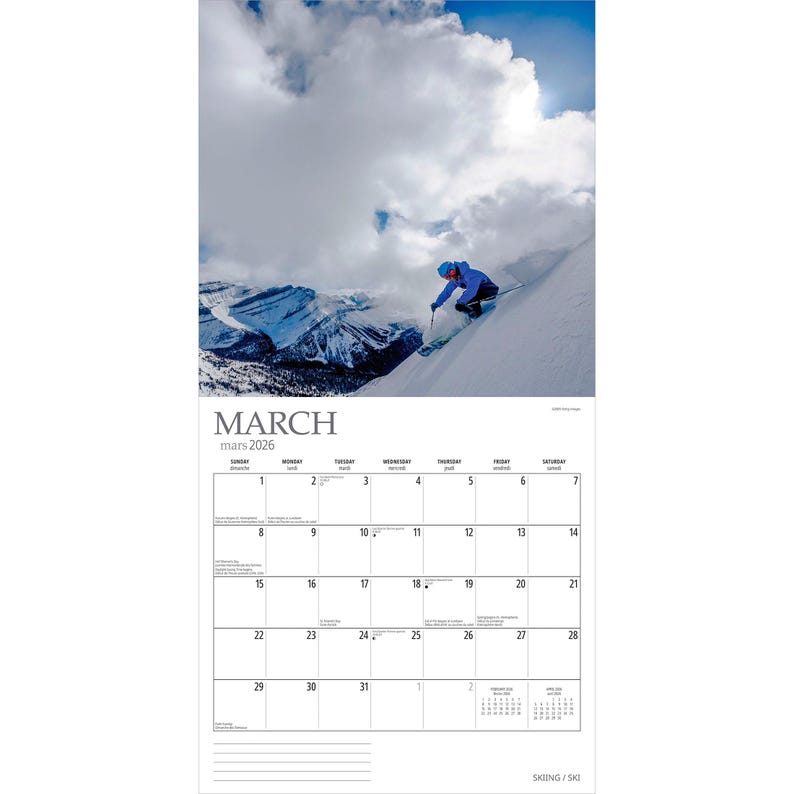 Peut inclure: Page de calendrier de mars 2026 avec un skieur en bleu d&eacute;valant une pente enneig&eacute;e sous un ciel nuageux. La grille du calendrier est blanche avec des chiffres noirs et le mot "MARS" en haut.