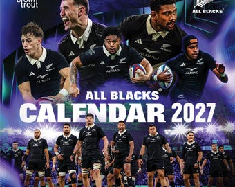 Op de afbeelding: Een wandkalender voor 2027 met het All Blacks rugbyteam. De cover toont meerdere actiefoto's van spelers in zwarte shirts met witte kragen en Altrad-branding, naast het All Blacks zilvervaren-logo en de tekst ALL BLACKS CALENDAR 2027.