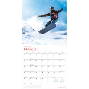 Puede incluir: Un calendario de pared para marzo de 2027 con una fotograf&iacute;a de un snowboarder en el aire contra un cielo azul brillante y monta&ntilde;as nevadas. La cuadr&iacute;cula del calendario muestra los d&iacute;as del mes con el texto 2027 MARS MARCH impreso arriba.