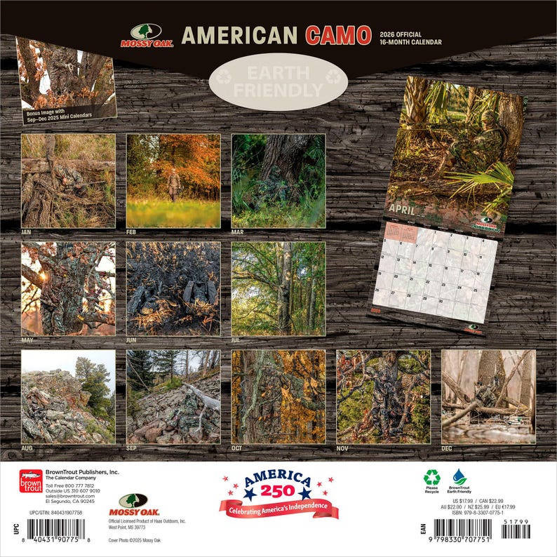 K&ouml;nnte beinhalten: Ein offizieller 16-Monats-Kalender 2026 mit dem Text "AMERICAN CAMO" und "EARTH FRIENDLY". Der Kalender zeigt Bilder von Naturszenen und eine Kalenderseite, die im April ge&ouml;ffnet ist. Der Kalender ist von Mossy Oak.