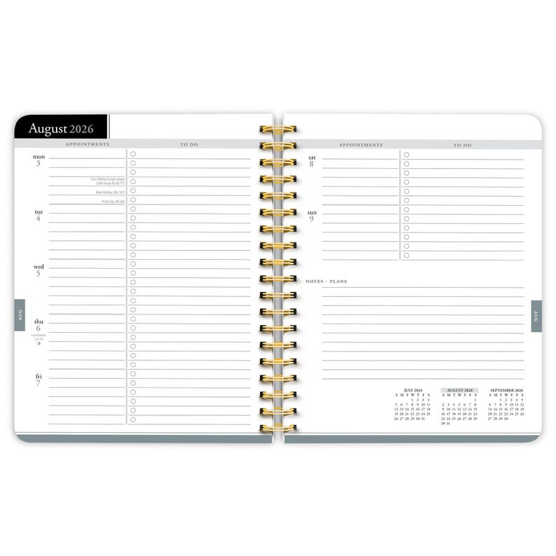 Pu&ograve; includere: Agenda a spirale aperta con spirale dorata. La pagina sinistra mostra il mese di agosto 2026, con spazio per appuntamenti e liste di cose da fare. La pagina destra ha sezioni simili. Un piccolo calendario per luglio, agosto e settembre 2026.