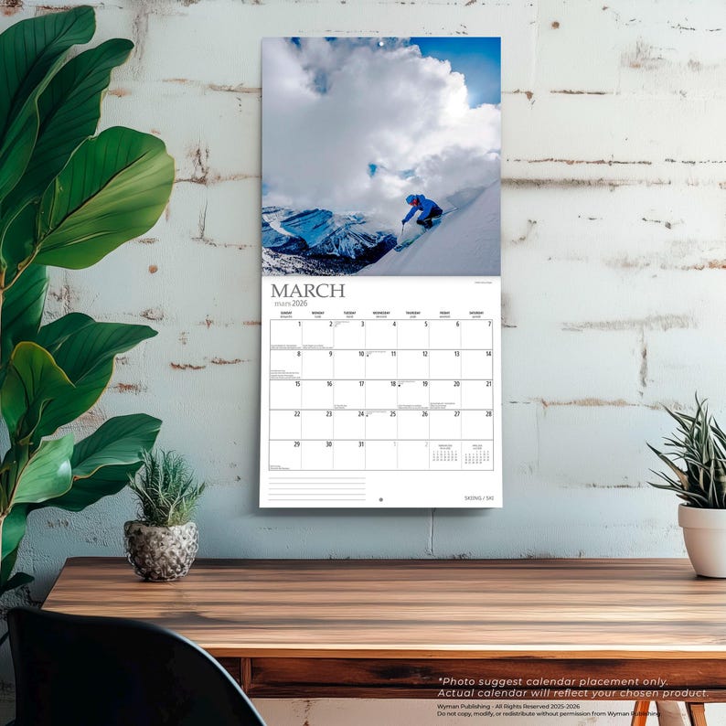 Peut inclure: Calendrier mural de mars 2024 avec un skieur en bleu sur une pente de montagne enneig&eacute;e sous un ciel nuageux. Le calendrier a un fond blanc avec une grille de dates et le mot "MARS".