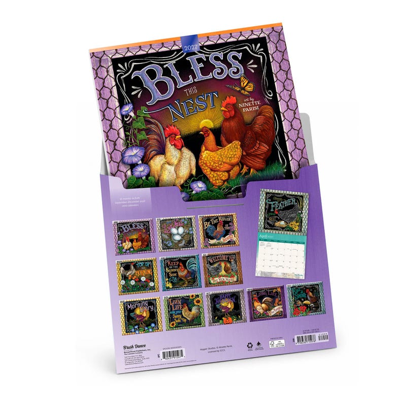 Op de afbeelding: Een wandkalender voor 2027 getiteld Bless This Nest met kunst van Ninette Parisi. De omslag toont drie kippen in een hok met paars gaashekwerk. De achterkant toont twaalf maandelijkse pagina's met illustraties van hanen en kippen.