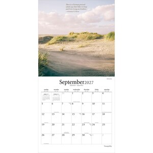 Puede incluir: Un calendario de pared para septiembre de 2027 con una fotograf&iacute;a de dunas de arena con hierba verde alta bajo un cielo nublado. El texto dice: There is a German proverb which says that Take-it-Easy and Live-Long are brothers. &mdash;Christian N. Bovee.