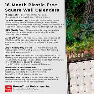 K&ouml;nnte beinhalten: Quadratischer Wandkalender mit der Aufschrift "16-Monate Plastic-Free Square Wall Calendars". Der Kalender ist auf M&auml;rz ge&ouml;ffnet, mit einem Naturfoto. Geschlossene Abmessungen sind 30,5 cm x 30,5 cm.