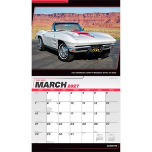 Peut inclure: Une page de calendrier mural pour mars 2027 illustr&eacute;e par une Chevrolet Corvette Sting Ray blanche de 1963 avec un capot de 67. La voiture est gar&eacute;e en ext&eacute;rieur devant un paysage de roches rouges. La grille du calendrier affiche les dates du 1 au 31.
