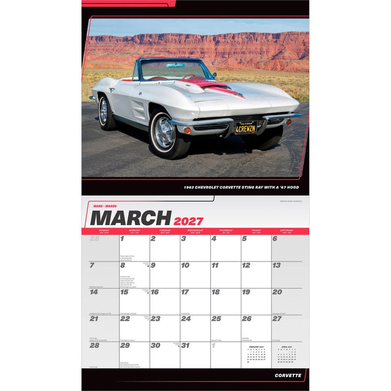 Peut inclure: Une page de calendrier mural pour mars 2027 illustr&eacute;e par une Chevrolet Corvette Sting Ray blanche de 1963 avec un capot de 67. La voiture est gar&eacute;e en ext&eacute;rieur devant un paysage de roches rouges. La grille du calendrier affiche les dates du 1 au 31.