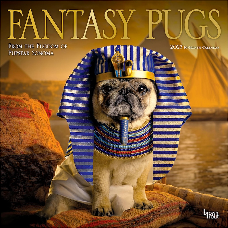 Może przedstawiać: 16-miesięczny kalendarz na 2027 rok zatytułowany FANTASY PUGS FROM THE PUGDOM OF PUPSTAR SONOMA przedstawiający mopsa przebranego za egipskiego faraona. Mops ma na sobie niebiesko-złote nakrycie głowy nemes, koralikowy kołnierz i białą szatę na tle pustyni.