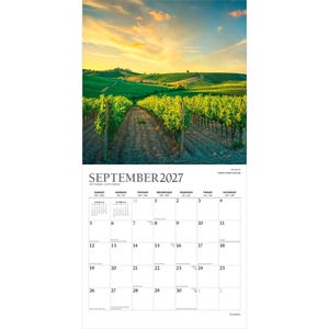 Pu&ograve; includere: Un calendario da parete per settembre 2027 con una fotografia di un vigneto al tramonto. La parte superiore mostra filari di viti verdi sotto un cielo dorato. La parte inferiore presenta una griglia mensile con le date e i giorni della settimana.