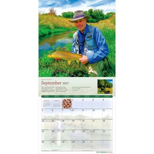 Puede incluir: Un calendario de pared para septiembre de 2027 con una fotograf&iacute;a de una persona con camisa azul, pantalones beige y sombrero sosteniendo una trucha marr&oacute;n junto a un arroyo. La cuadr&iacute;cula muestra el mes, las fechas y una imagen peque&ntilde;a.