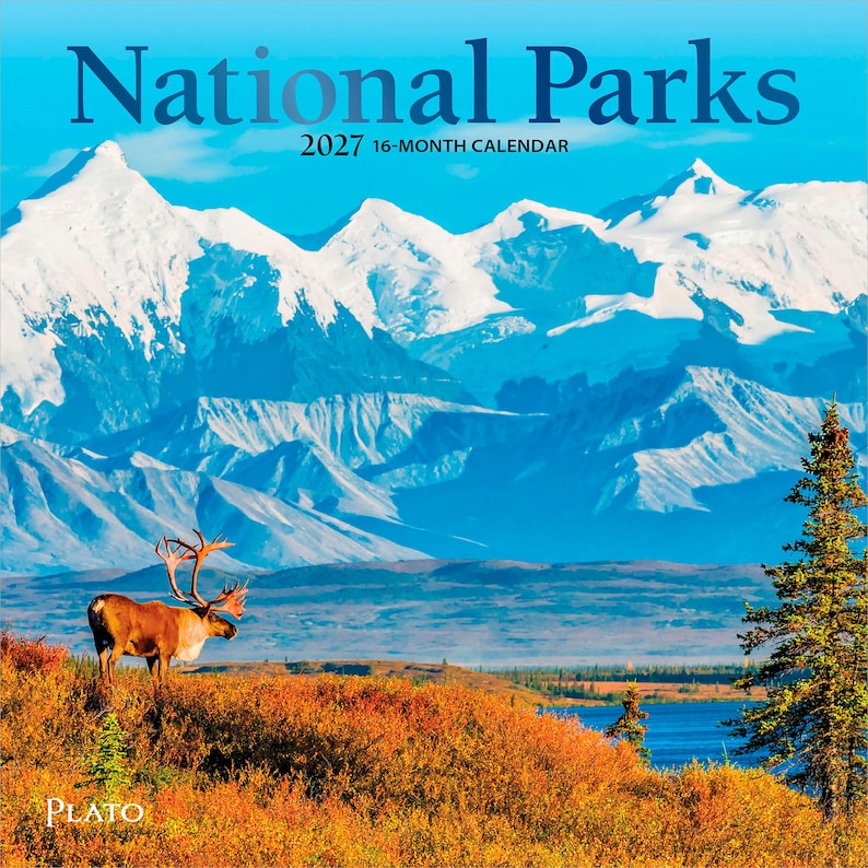 以下が含まれることがあります： 2027年版16ヶ月National Parksカレンダー。オレンジ色の秋の茂みの中に立つカリブーと、背景に雪を頂いた山々と青い空が写る風景写真が特徴。Platoという文字が白で印刷されています。