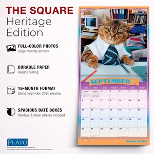 Pode incluir: Um calend&aacute;rio de parede de 16 meses intitulado The Square Heritage Edition com uma fotografia de um gato malhado castanho a usar uma camisa branca de colarinho e uma gravata azul &agrave;s riscas numa secret&aacute;ria. A p&aacute;gina de setembro de 2027 mostra uma grelha.
