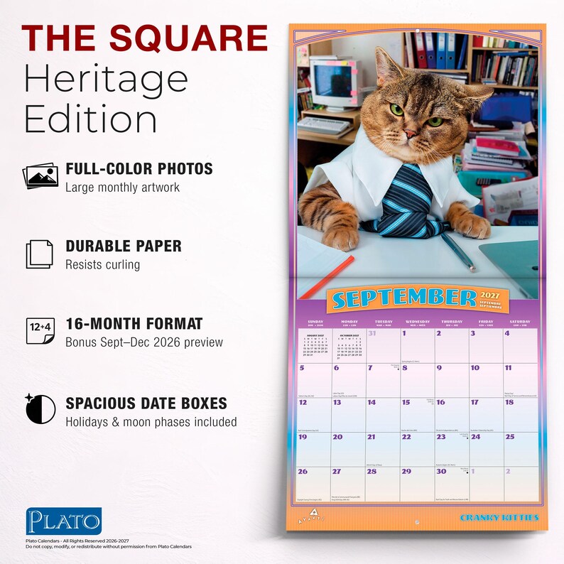 Pode incluir: Um calend&aacute;rio de parede de 16 meses intitulado The Square Heritage Edition com uma fotografia de um gato malhado castanho a usar uma camisa branca de colarinho e uma gravata azul &agrave;s riscas numa secret&aacute;ria. A p&aacute;gina de setembro de 2027 mostra uma grelha.