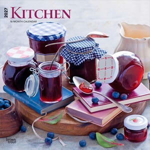 Puede incluir: Un calendario 2027 Kitchen 16-month que muestra una colecci&oacute;n de frascos de vidrio llenos de mermelada roja, algunos con cubiertas de tela a cuadros azules y blancos. Cucharas de plata, ar&aacute;ndanos frescos y libros apilados sobre una tabla.