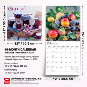 Puede incluir: Un calendario de pared de 16 meses Kitchen 2027 que mide 30,5 cm por 30,5 cm cerrado y 30,5 cm por 61 cm abierto. El calendario muestra im&aacute;genes de tarros de mermelada y fruta fresca, con una cuadr&iacute;cula para marzo de 2027 y mini cuadr&iacute;culas para 2026.