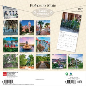 Pode incluir: Um calend&aacute;rio de parede de 16 meses para 2027 intitulado Palmetto State, apresentando v&aacute;rios marcos da Carolina do Sul. A contracapa exibe doze miniaturas fotogr&aacute;ficas mensais, incluindo o cais de Pawleys Island e a Universidade de Clemson.