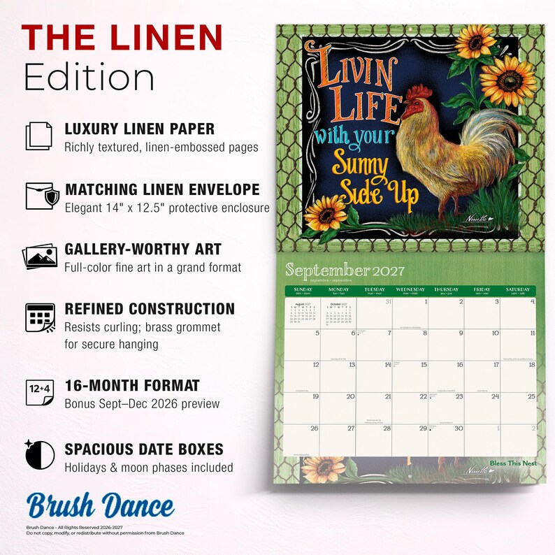 Op de afbeelding: Een 16-maanden wandkalender genaamd The Linen Edition met een illustratie van een haan met zonnebloemen en de tekst Livin Life with your Sunny Side Up. Inclusief een envelop van 35,6 cm bij 31,8 cm, linnen pagina's en een messing oogje.
