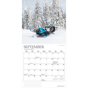 Puede incluir: Una p&aacute;gina de calendario para septiembre de 2026 con una moto de nieve en un bosque nevado. La moto de nieve es azul y negra. La cuadr&iacute;cula del calendario es blanca con n&uacute;meros negros. La palabra "SEPTEMBER" est&aacute; arriba.
