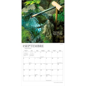Pode incluir: Um calend&aacute;rio de parede para setembro de 2027 com uma fotografia de uma fonte de &aacute;gua de bambu vertendo &aacute;gua para uma bacia de pedra coberta de musgo. A grade do calend&aacute;rio mostra os dias em franc&ecirc;s e ingl&ecirc;s com fundo branco.